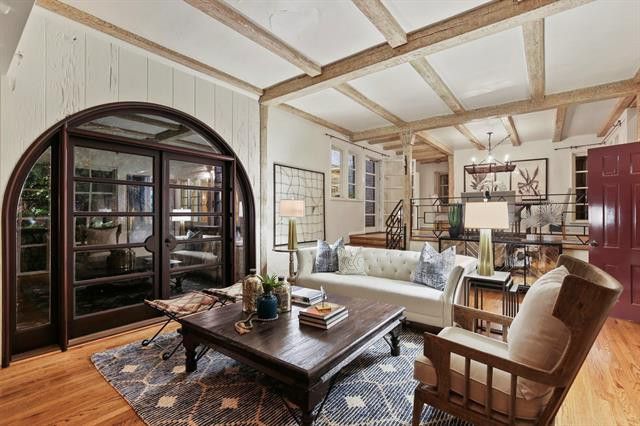1125-N-Canterbury-Court-11