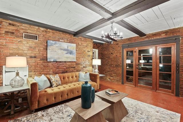 1125-N-Canterbury-Court-11