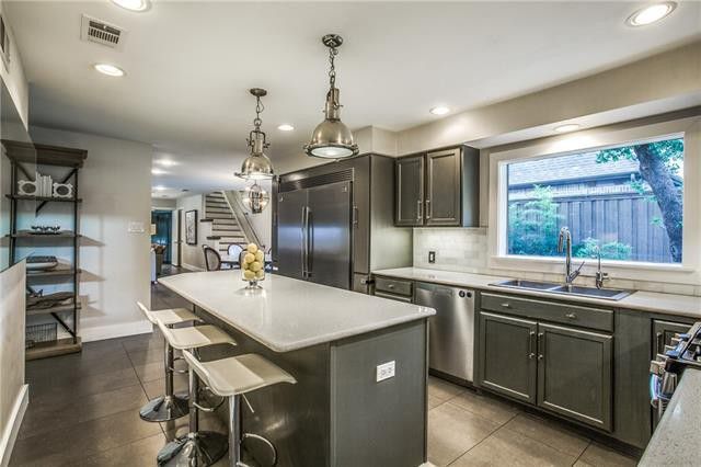 VECTOR11339-Royalshire-Dr-back