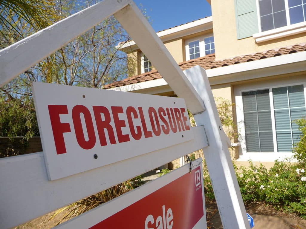 1280px-Sign_of_the_Times-Foreclosure-1024x768