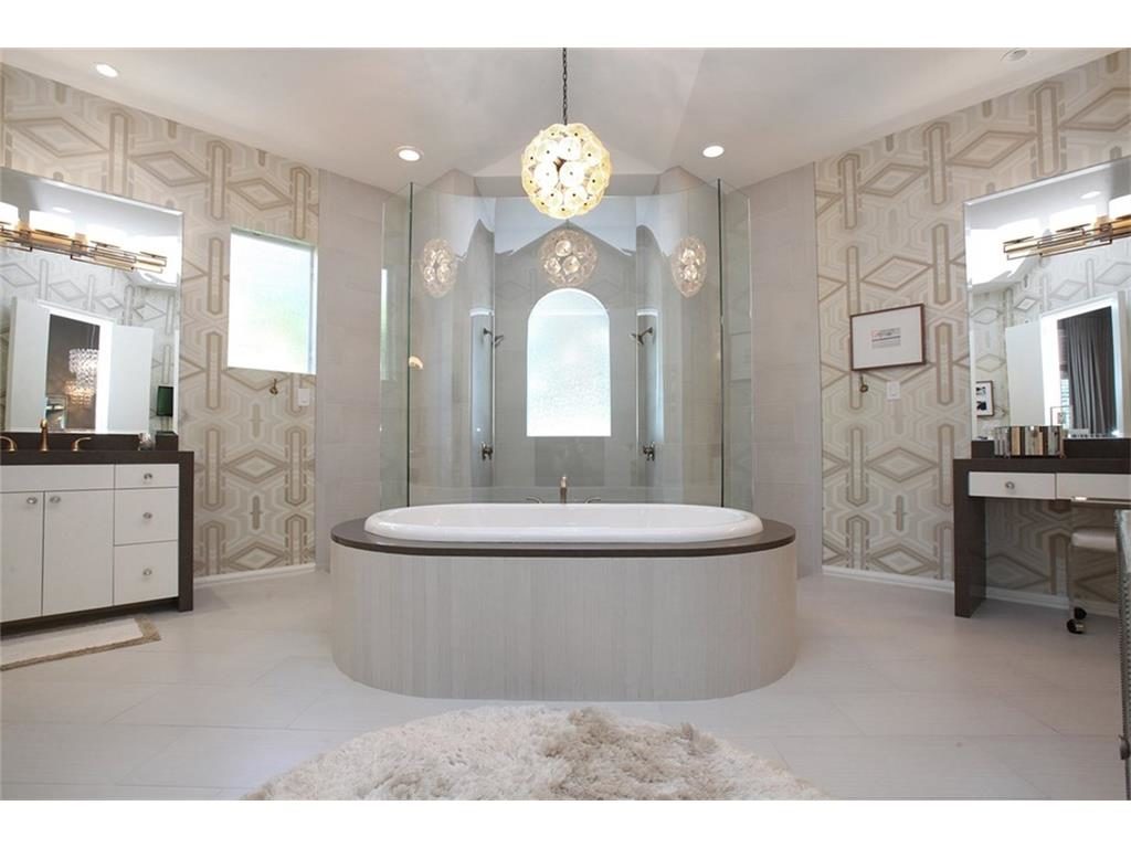 Dowling Drive master bath tub