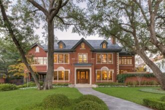 historical Colonial mansion