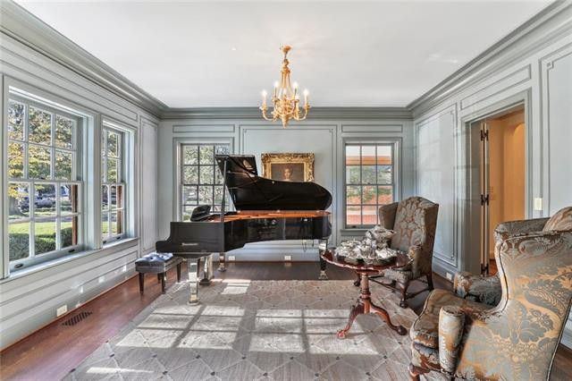historical Colonial mansion