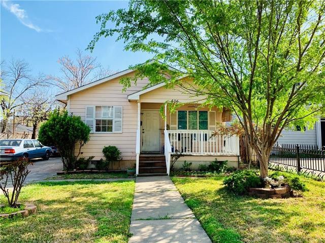 Bishop_Arts_District_Dallas_Texas_trolley_stop