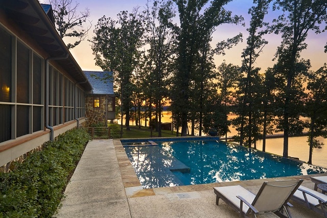 12-061-Saphier-Lakehouse_Long-Cove_000