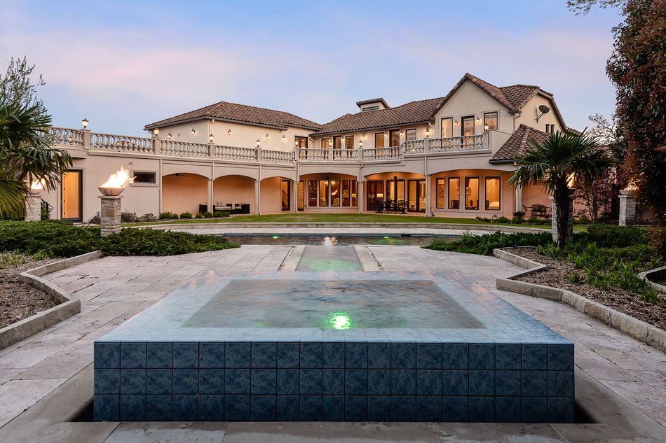 2215-Kessler-Woods-Court-tub