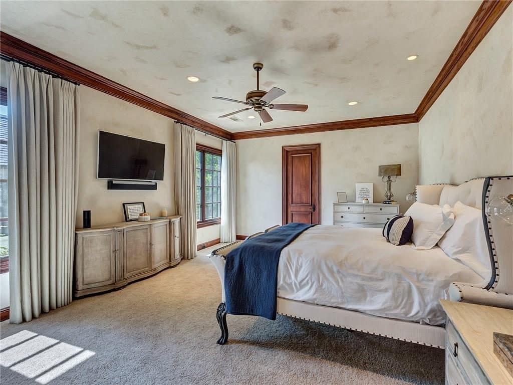 4649-Saint-Laurent-Ct-FW-courtyard-1024x768