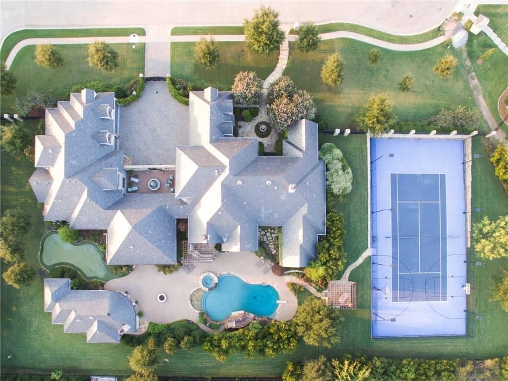 4649-Saint-Laurent-Ct-FW-courtyard-1024x768