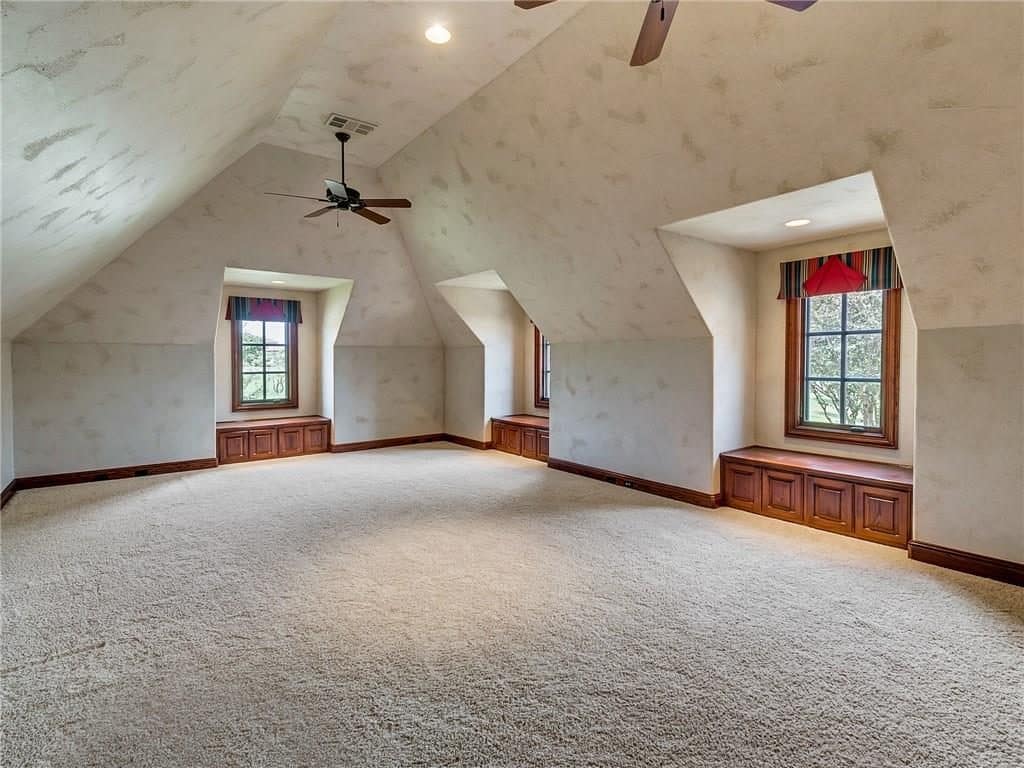 4649-Saint-Laurent-Ct-FW-courtyard-1024x768