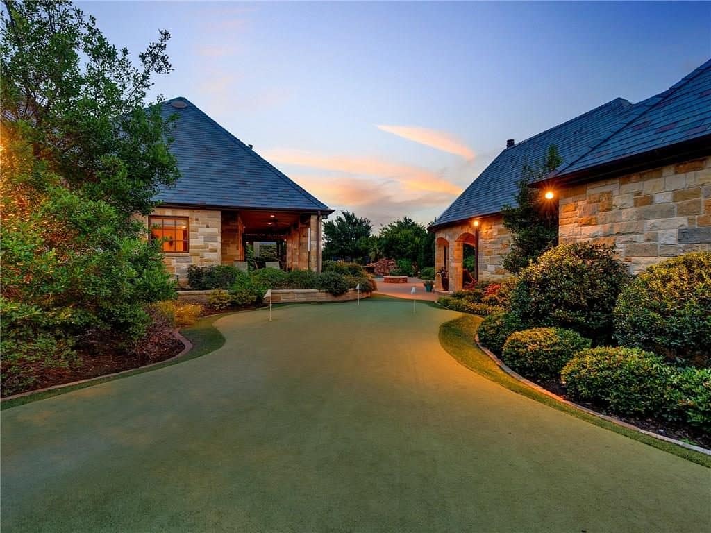 4649-Saint-Laurent-Ct-FW-courtyard-1024x768