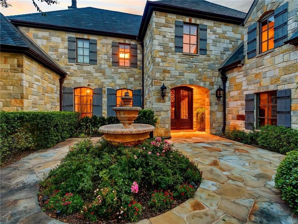 4649-Saint-Laurent-Ct-FW-courtyard-1024x768