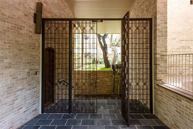 5455-Northbrook-gate-entry