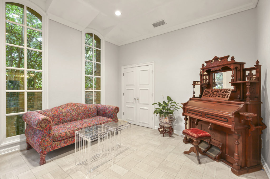 07_4730RoyalLane_007_mls-1