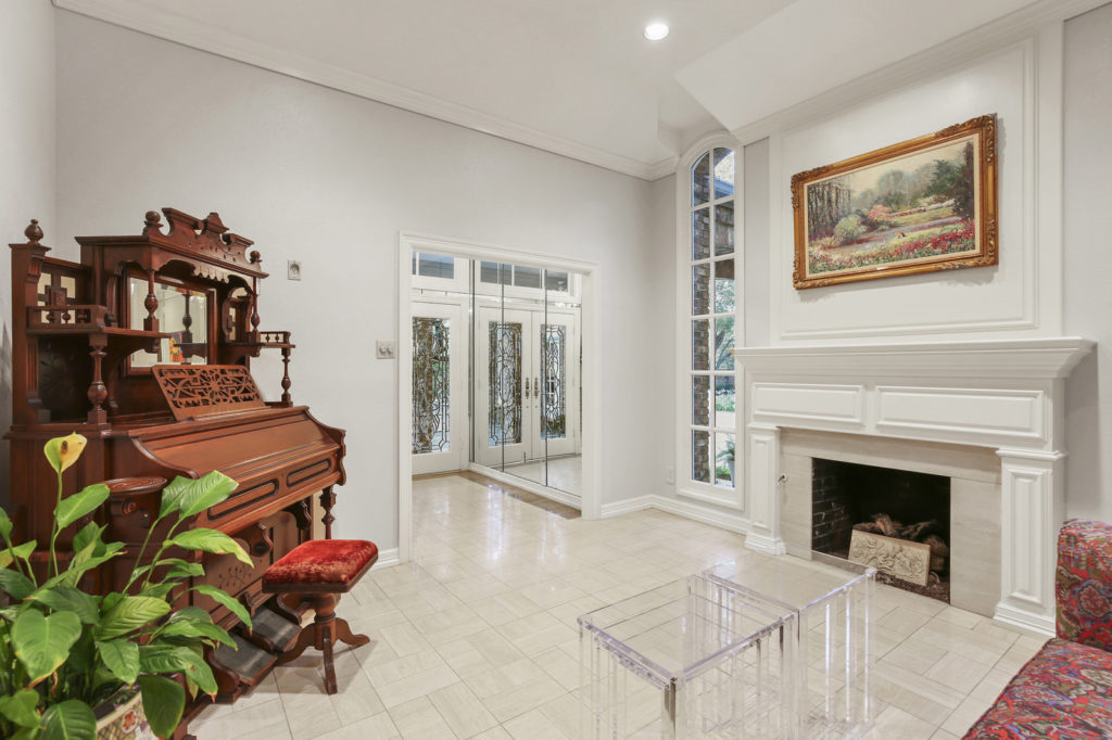 07_4730RoyalLane_007_mls-1