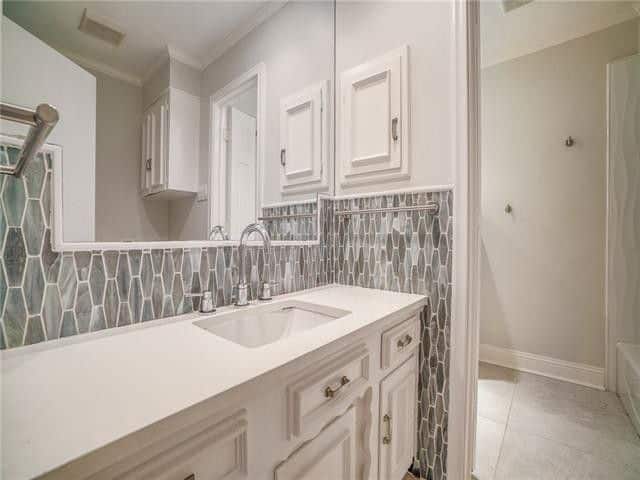 VEC5805-Lindenshire-Front