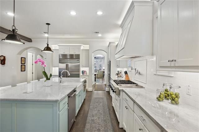 7027-Casa-Loma-vector