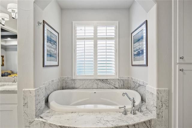 7027-Casa-Loma-vector