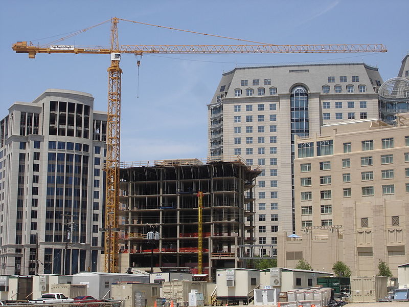 800px-Tower_Crane_in_Uptown_Dallas