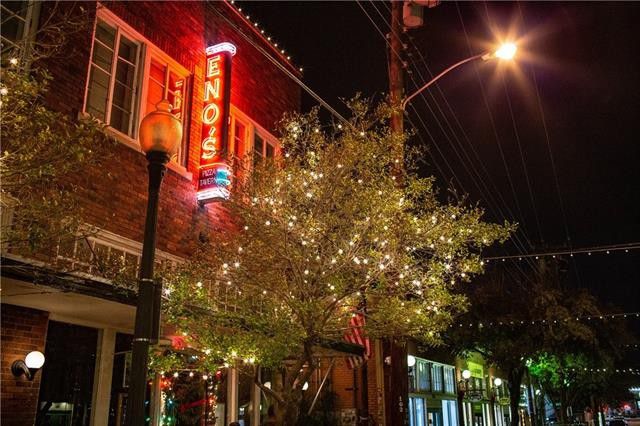 Bishop_Arts_District_Dallas_Texas_trolley_stop