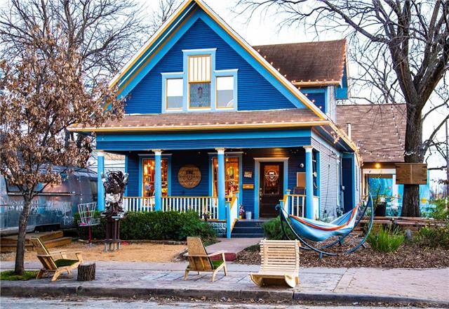 Bishop_Arts_District_Dallas_Texas_trolley_stop