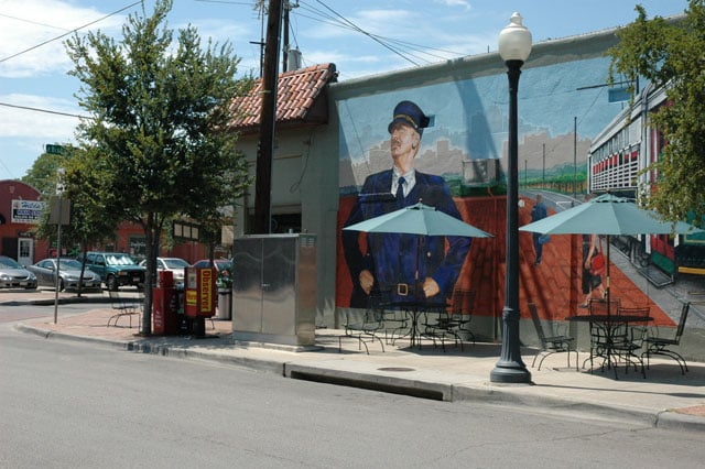 Bishop_Arts_District_Dallas_Texas_trolley_stop