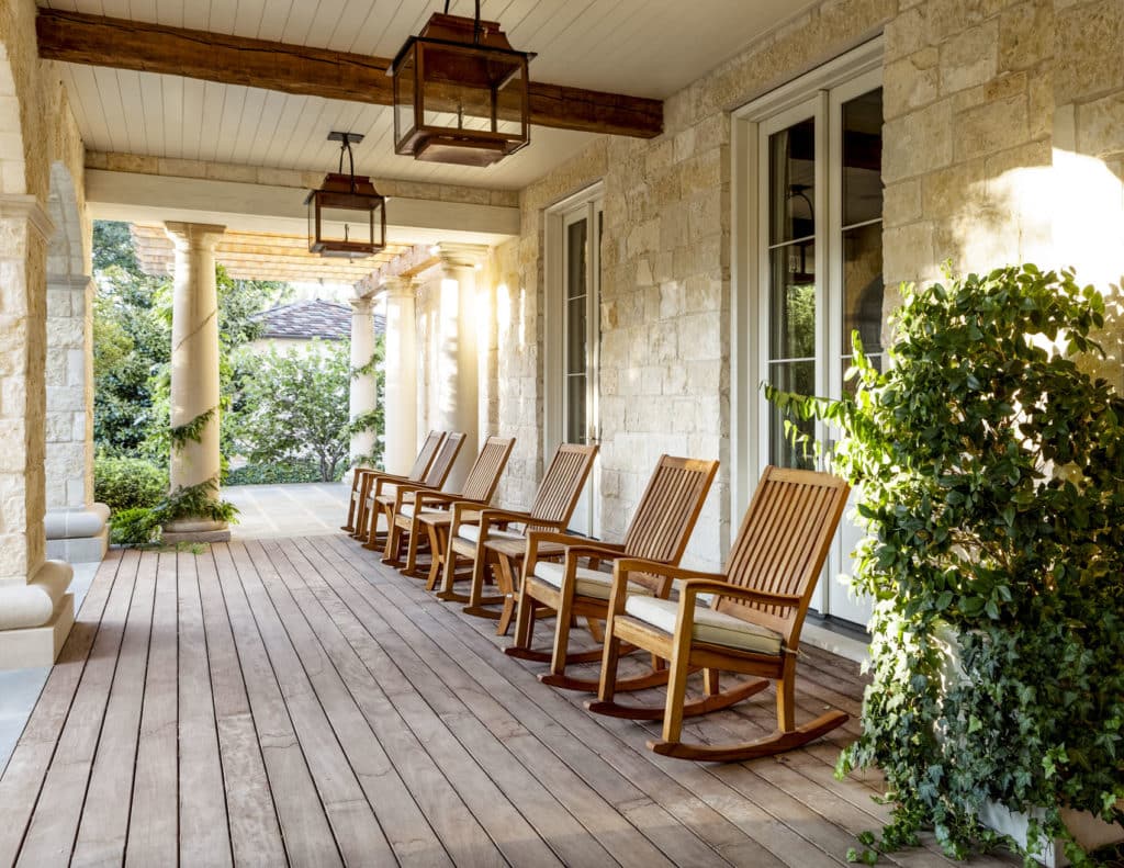 Frontyardliving_Stocker-e1547177445770