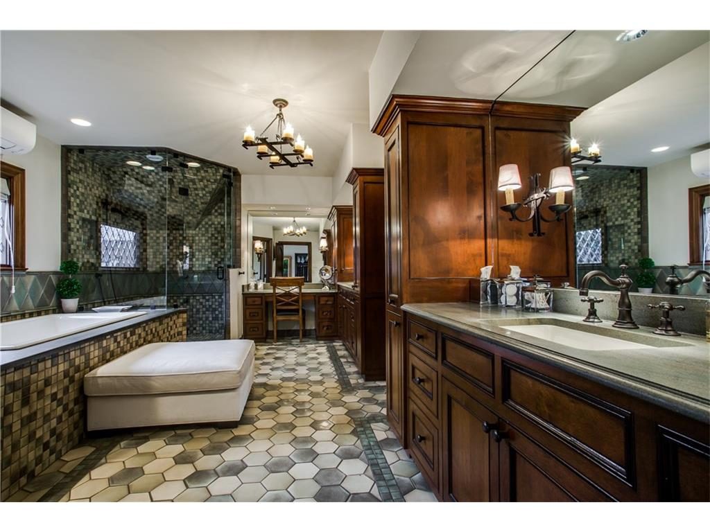 Iconic Lakewood Estate by Charles Dilbeck master bath .ashx