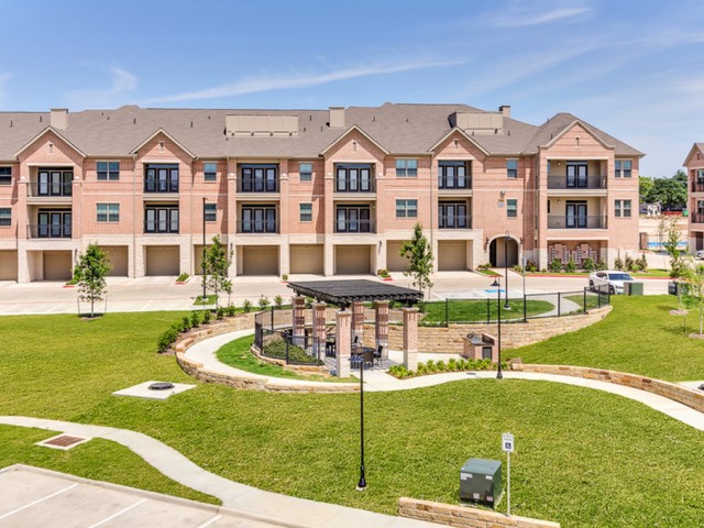 House-between-Melba-Townhomes
