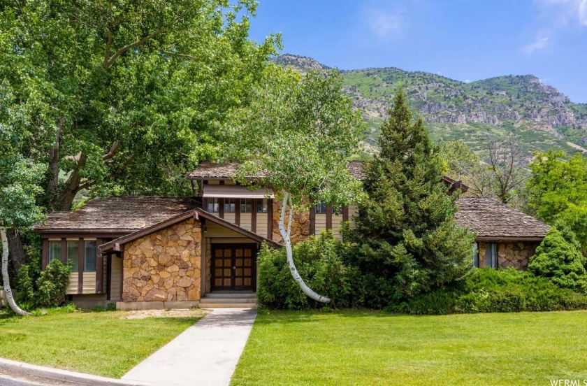 shiny wallpaper, shag carpeting, Utah