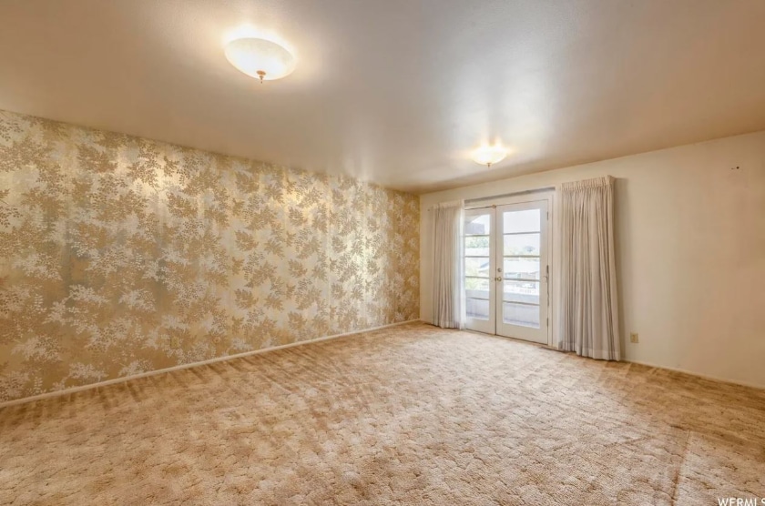 shiny wallpaper, shag carpeting, Utah