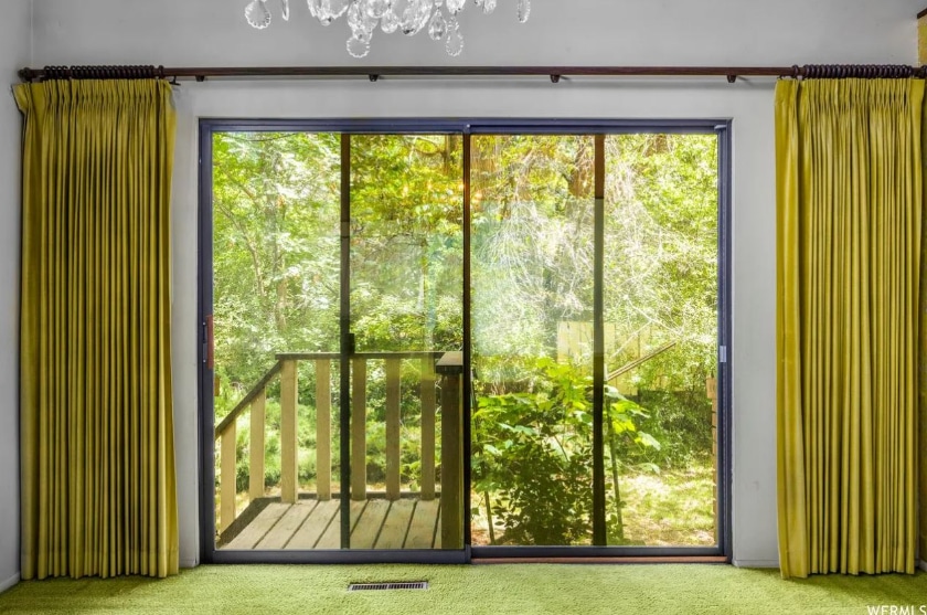 shiny wallpaper, shag carpeting, Utah