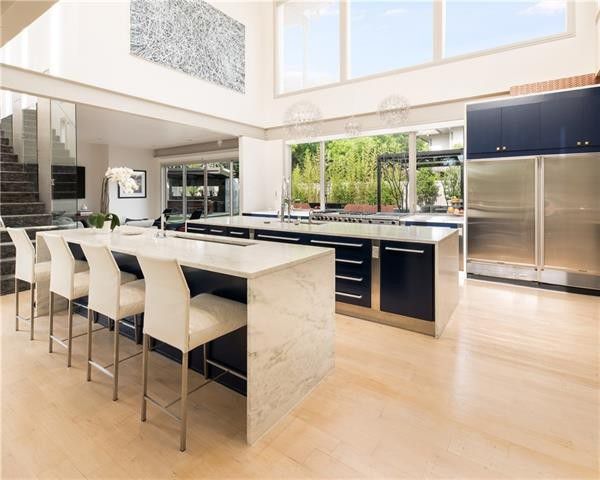 ×-6607-Desco-Dr-11-living-now