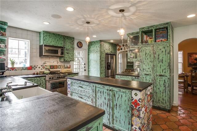 ×-7218-Lakewood-Blvd-9