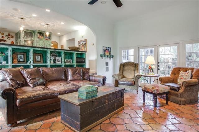 ×-7218-Lakewood-Blvd-9