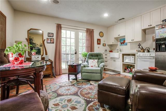 ×-7218-Lakewood-Blvd-9