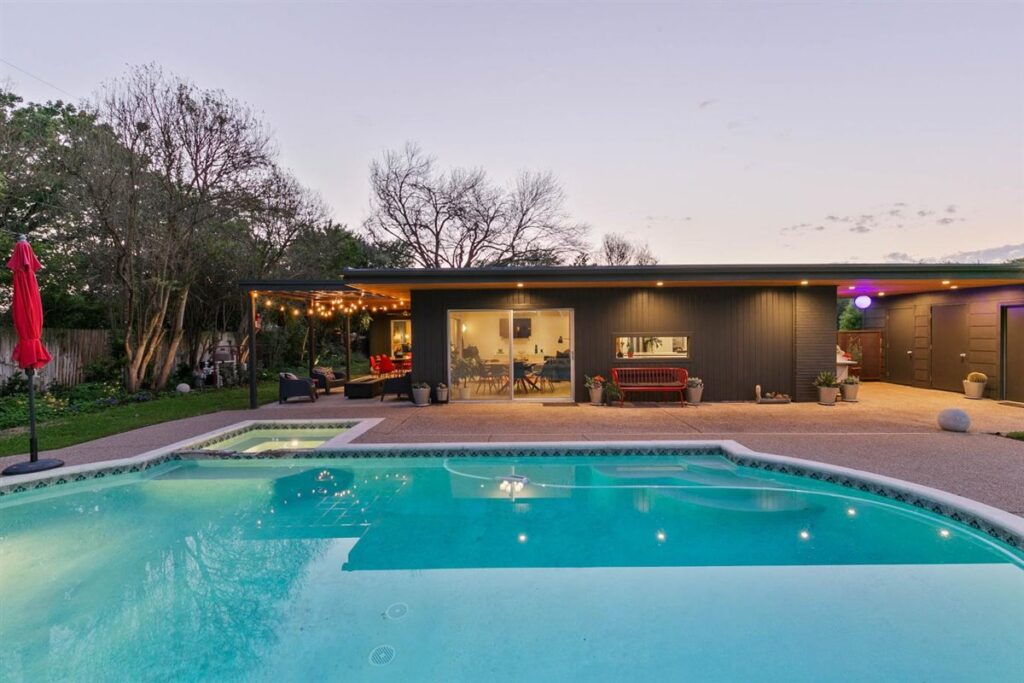 17-3717-Wedgway-Dr-Twilight-17-1024x683