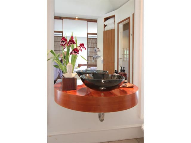 1004-N.-Montclair-master-vanity