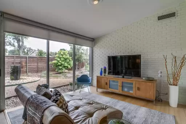 10247-Rosser-Road-entry