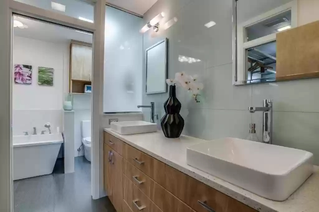 10247-Rosser-Road-entry