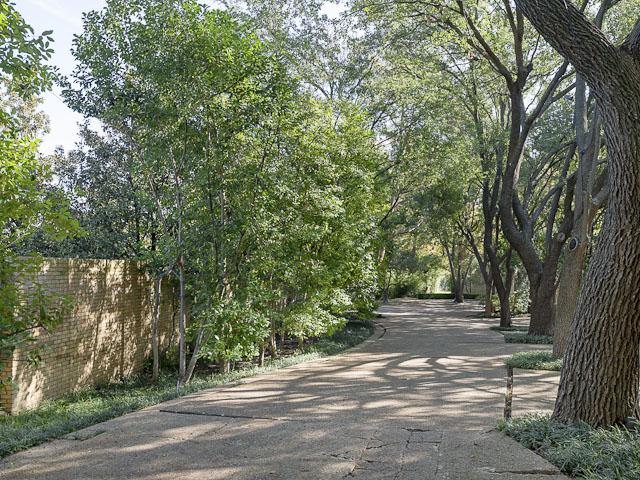 10300-Strait-Ln-drive-up