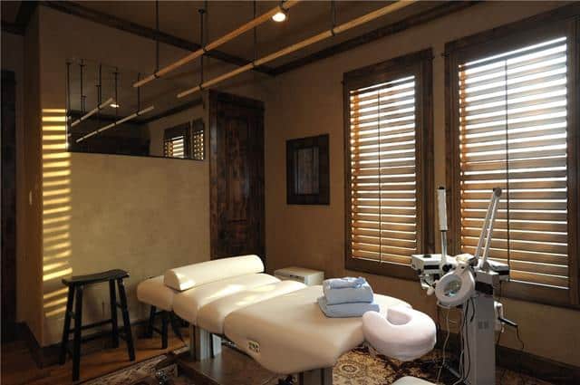 10707-massage-facial-room