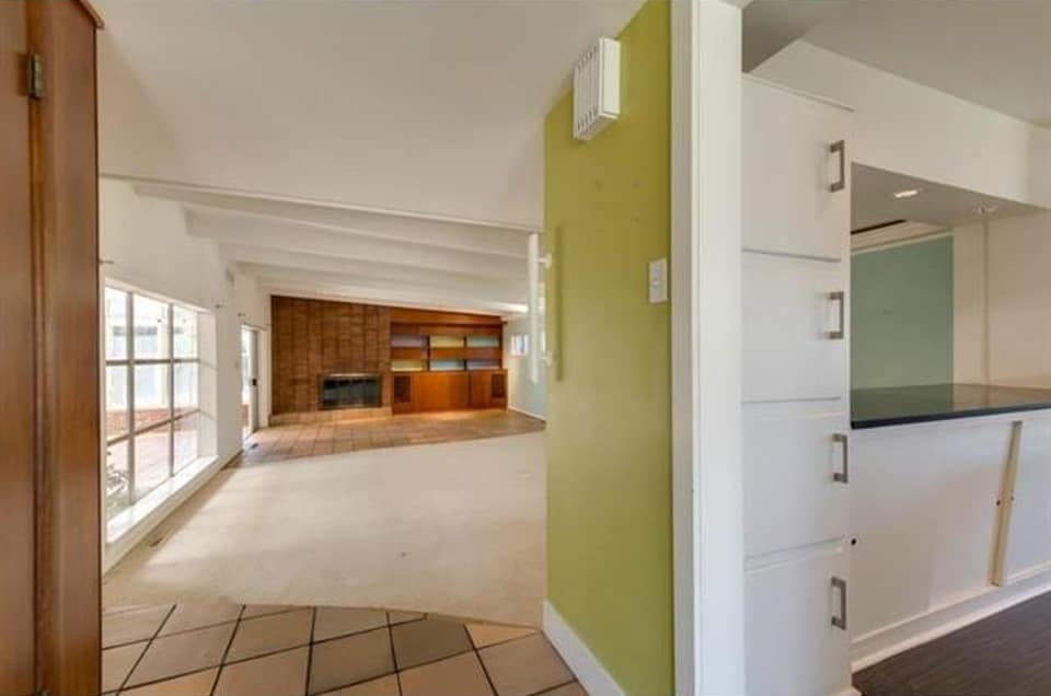 11023-Pinocchio-Entry-to-living