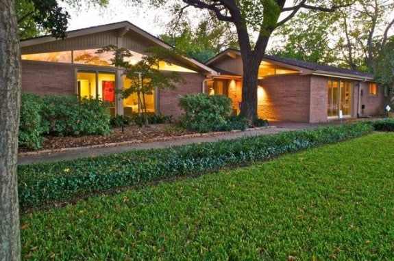 11038-Snow-White-ext1-575x382