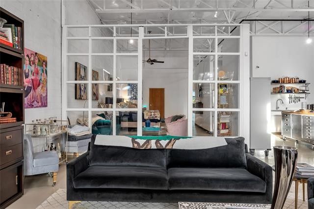 1105-Levee-living
