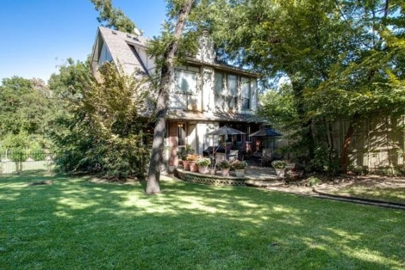 1115-Sarasota-Yard-575x383