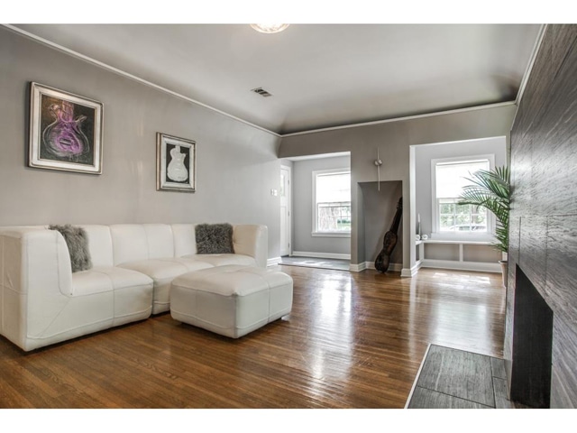 114-N.-Edgefield-Living-2