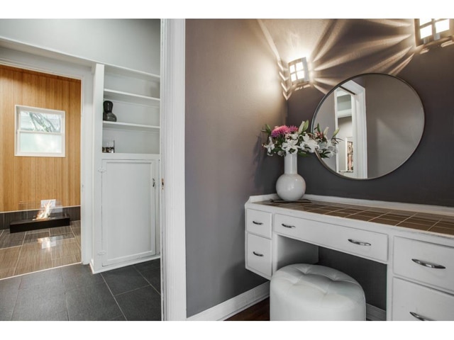 114-N.-Edgefield-Master-vanity