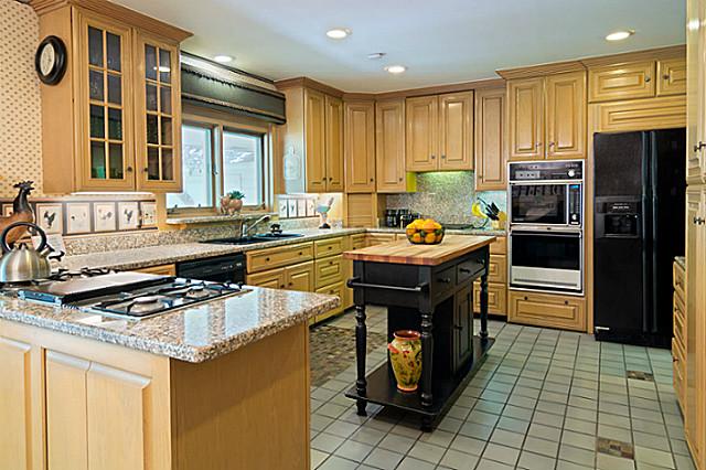 11757-Hill-Haven-kitchen