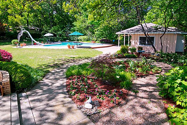 11757-Hill-Haven-yard-2