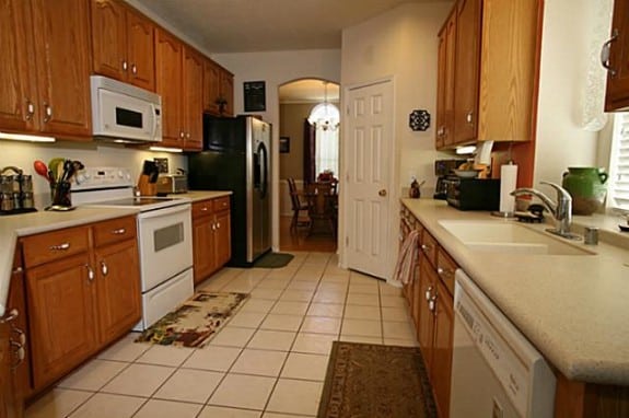 1202-Heather-brook-Kitchen-575x382